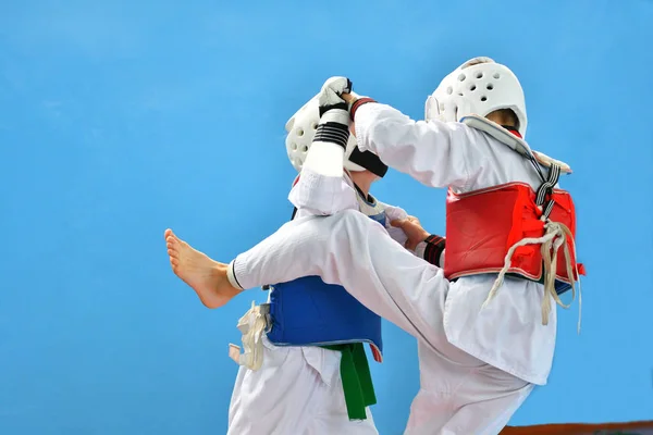 Twee Jongens Strijden Taekwondo Koreaanse Krijgskunst — Stockfoto