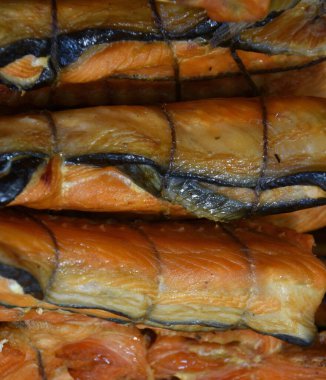 Vahşi Pasifik Chinook somonunun tepeleri (Latince. Oncorhynchus tshawytscha) sıcak tütsülenmiş. Chinook somonu Pasifik somonlarının en büyüğüdür.. 