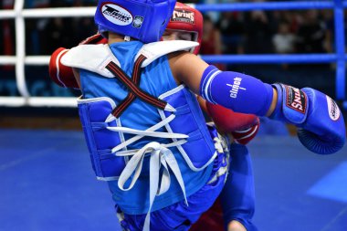 Orenburg Rusya - 20 Ekim 2019: Tayland 'da Tayland boks sporu Tayland' da Orenburg Kupası 'nda mücadele eden çocuk 