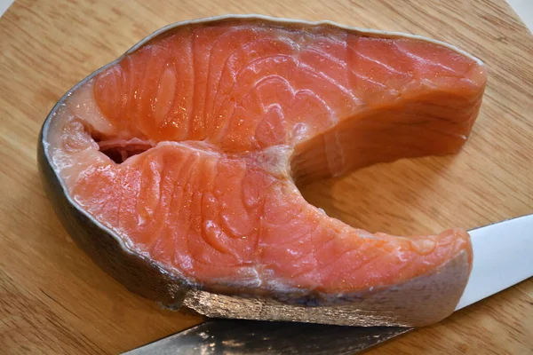 Wild Pacific Chinook salmon (Latin. Oncorhynchus tshawytscha) is weak salting. Chinook salmon is the largest of the Pacific salmon.