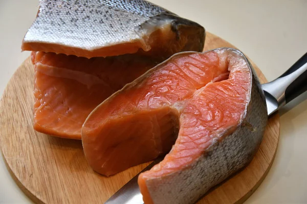 Wild Pacific Chinook salmon (Latin. Oncorhynchus tshawytscha) is weak salting. Chinook salmon is the largest of the Pacific salmon.