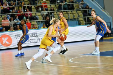 Orenburg Rusya - 31 Ekim 2019: Kız BC Nadezhda (Orenburg) ile BC Castor Braine (Belçika) arasında Euroleague maçında oynadı) 