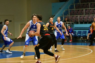 Orenburg, Rusya - 13-16 Haziran 2019 yıl: Erkekler Volga Federal Bölgesi amatör Basketbol Ligi Bölgelerarası finallerde basketbol oynuyor