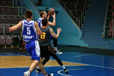 Orenburg, Rusya - 13-16 Haziran 2019 yıl: Erkekler Volga Federal Bölgesi amatör Basketbol Ligi Bölgelerarası finallerde basketbol oynuyor