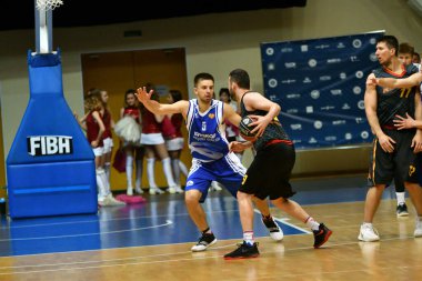 Orenburg, Rusya - 13-16 Haziran 2019 yıl: Erkekler Volga Federal Bölgesi amatör Basketbol Ligi Bölgelerarası finallerde basketbol oynuyor
