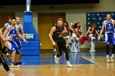 Orenburg, Rusya - 13-16 Haziran 2019 yıl: Erkekler Volga Federal Bölgesi amatör Basketbol Ligi Bölgelerarası finallerde basketbol oynuyor