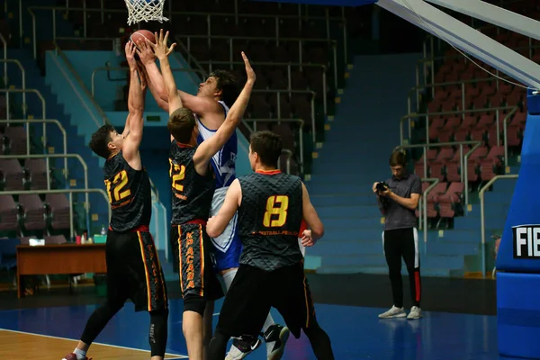 オレンブルク ロシア 6月2019年 男性はボルガ連邦管区のアマチュアバスケットボールリーグの地域間決勝でバスケットボールをプレイ — ストック写真