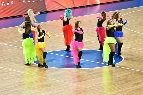 Orenbur Rusland Oktober 2019 Cheerleading Meisjes Treden Tijdens Een Basketbalwedstrijd — Stockfoto