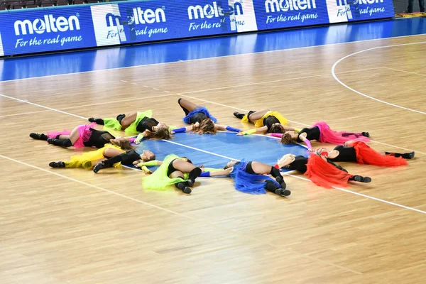 Orenburロシア 2019年10月31日 女子チアリーディングは Nadezhda Orenburg とBc Castors Braine ベルギー の間のバスケットボールユーロリーグの試合で行われます — ストック写真