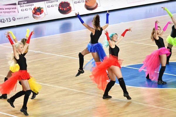 Orenbur Russia 2019年10月31日 女子拉拉队在欧洲篮球联赛的一场比赛中表演 对手是Bc Nadezhda Orenburg 和Bc Castors Braine — 图库照片