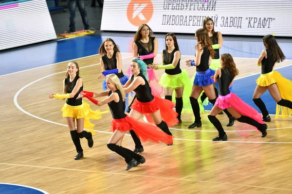 Orenbur Rusland Oktober 2019 Cheerleading Meisjes Treden Tijdens Een Basketbalwedstrijd — Stockfoto