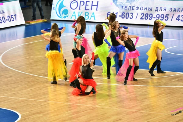 Orenbur Rusland Oktober 2019 Cheerleading Meisjes Treden Tijdens Een Basketbalwedstrijd — Stockfoto