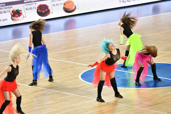 Orenbur Russia Οκτωβρίου 2019 Κορίτσια Μαζορέτες Παίζουν Αγώνα Μπάσκετ Στην — Φωτογραφία Αρχείου