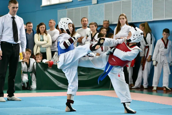 俄罗斯奥伦堡 2019年10月19日 男孩在奥伦堡开放跆拳道锦标赛 Orenburg Open Taekwondo Championship 上参加跆拳道比赛 — 图库照片