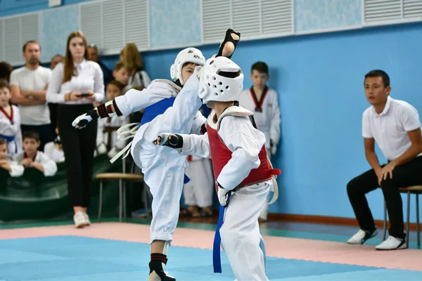 俄罗斯奥伦堡 2019年10月19日 男孩在奥伦堡开放跆拳道锦标赛 Orenburg Open Taekwondo Championship 上参加跆拳道比赛 — 图库照片