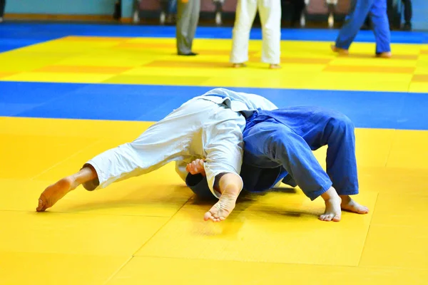 Dua Laki Laki Judoka Dalam Kimono Bersaing Pada Tatami — Stok Foto