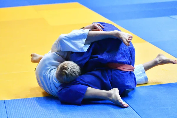 Två Pojkar Judoka Kimono Tävlar Tatamin — Stockfoto