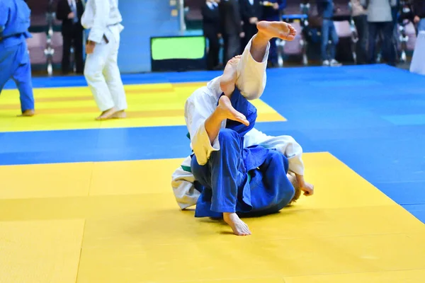 Dos Muchachos Judoka Kimono Compiten Tatami —  Fotos de Stock