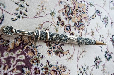 Hançer Şam çelik halı üzerinde