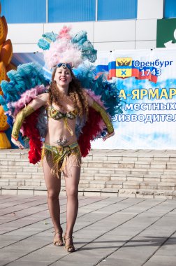 Şehir sokakta dans kızı