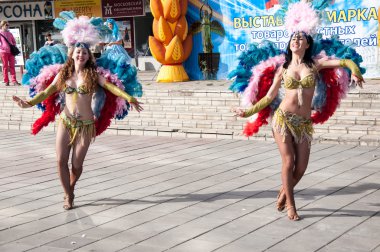 Şehir sokakta dans kızı