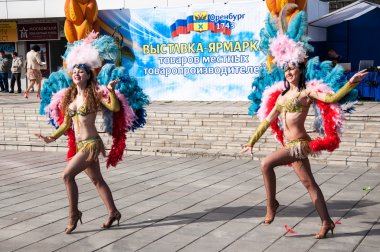 Şehir sokakta dans kızı