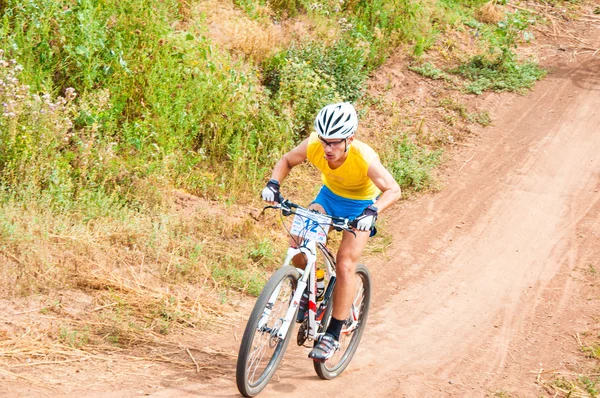 Competitions cyclists in cross-country — Stock Photo, Image