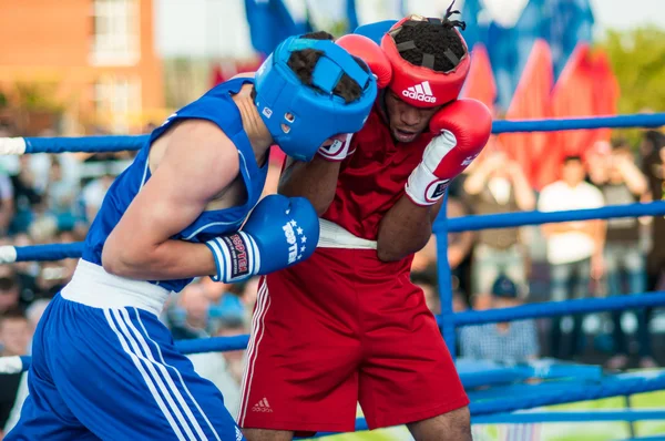Un combate de boxeo Osleys Iglesias, Cuba y Salah Mutselkhanov, Rusia. Victoria Osleys Iglesias — Foto de Stock
