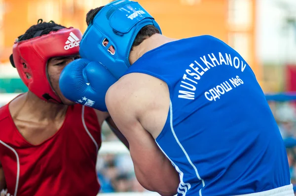 Een boksen wedstrijd osleys iglesias, cuba en salah mutselkhanov, Rusland. overwinning osleys iglesias — Stockfoto