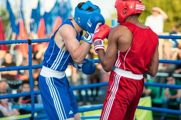 Un combate de boxeo Osleys Iglesias, Cuba y Salah Mutselkhanov, Rusia. Victoria Osleys Iglesias — Foto de Stock