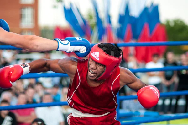 Uma luta de boxe Osleys Iglesias, Cuba e Salah Mutselkhanov, Rússia. Vitória Osleys Iglesias — Fotografia de Stock