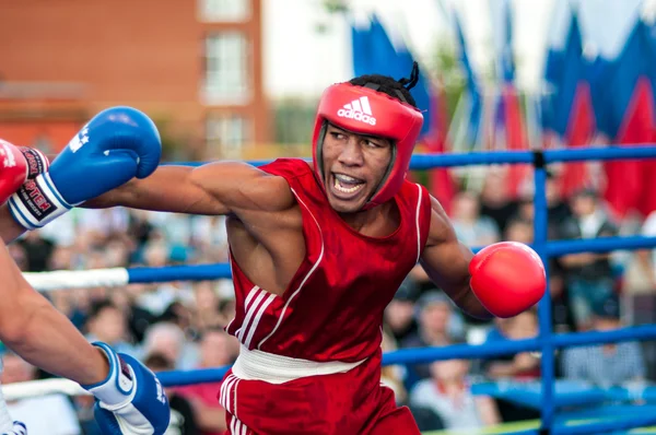 Uma luta de boxe Osleys Iglesias, Cuba e Salah Mutselkhanov, Rússia. Vitória Osleys Iglesias — Fotografia de Stock