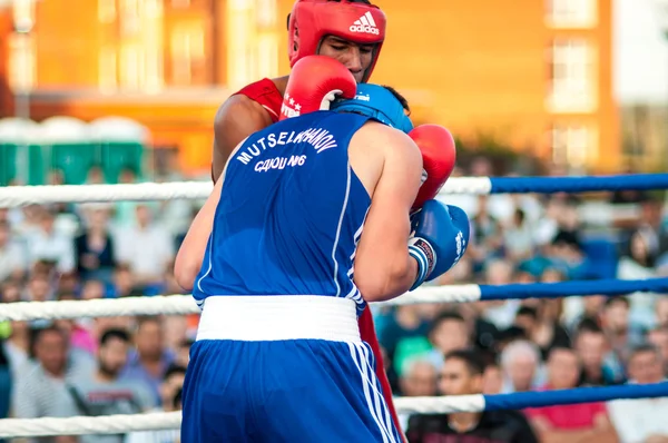 En boksekamp Osleys Iglesias, Cuba og Salah Mutselkhanov, Rusland. Sejr Osleys Iglesias - Stock-foto