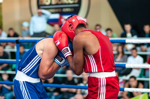 En boksekamp Osleys Iglesias, Cuba og Salah Mutselkhanov, Rusland. Sejr Osleys Iglesias - Stock-foto
