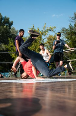 Genç dansçı break dance