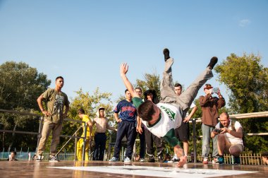 Genç dansçı break dance