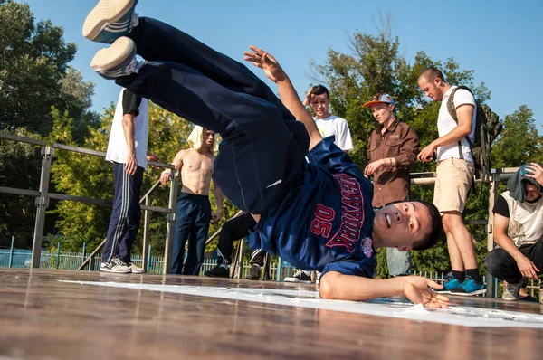 Jovem bailarina break dance — Zdjęcie stockowe