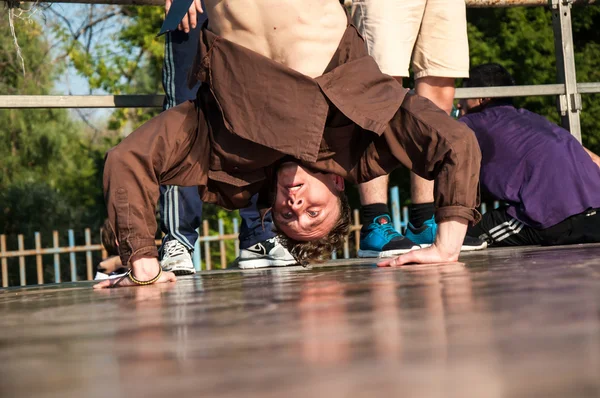 Jeune danseuse break dance — Photo