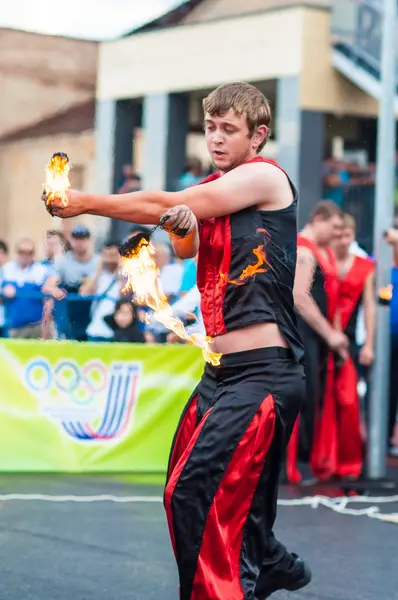 Dance with fire or fire show — Stock Photo, Image