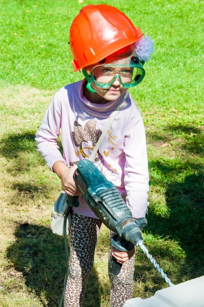 Un niño aprende a trabajar con taladro eléctrico —  Fotos de Stock