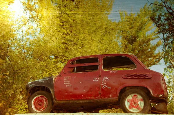 오래 된 녹슨 자동차 — 스톡 사진