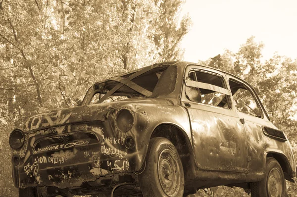 오래 된 녹슨 자동차 — 스톡 사진