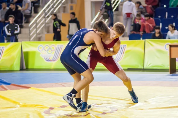 Jeugd wedstrijden op sportieve worstelen — Stockfoto