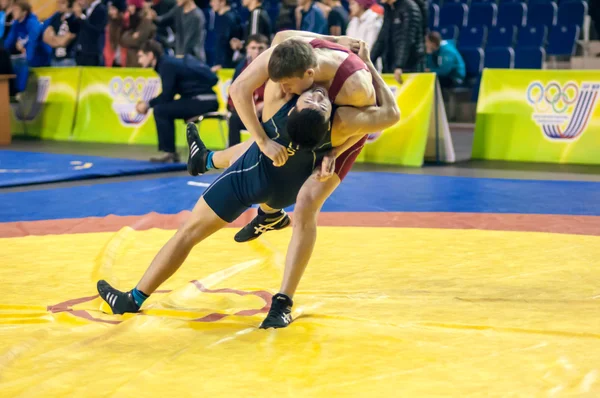 Jeugd wedstrijden op sportieve worstelen — Stockfoto