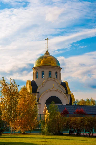 Kirche im Herbst — Stockfoto