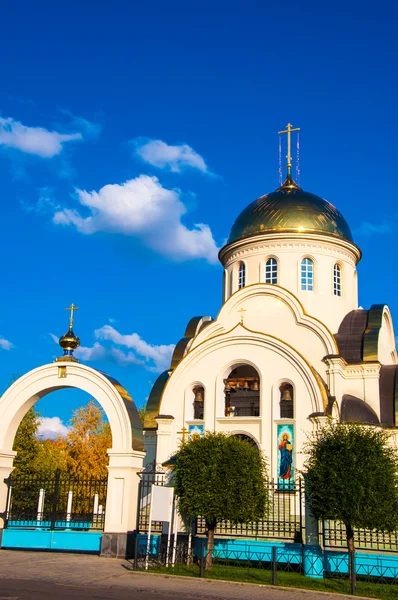 Église en automne — Photo