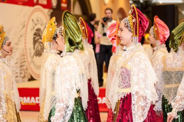 Orenburg tüylü şal kız