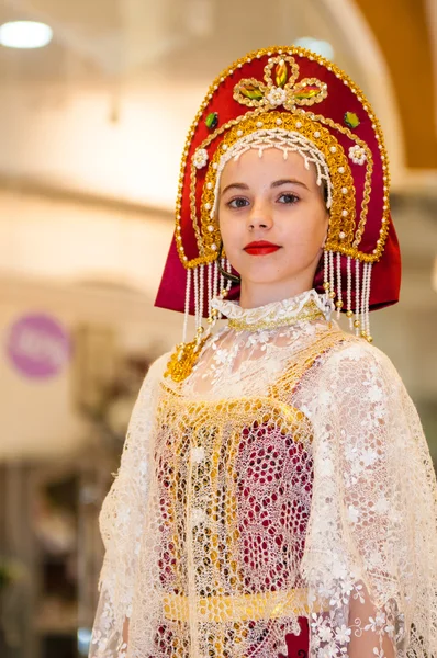 Dziewczyna w Orenburgu puchaty szal — Zdjęcie stockowe