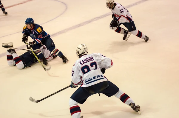 Hockey met de puck — Stockfoto