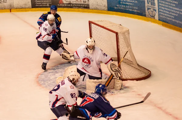 Hockey avec la rondelle — Photo